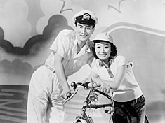 MVI 3764 1957 青い海原 美空ひばり・高倉健・春日八郎 - YouTube