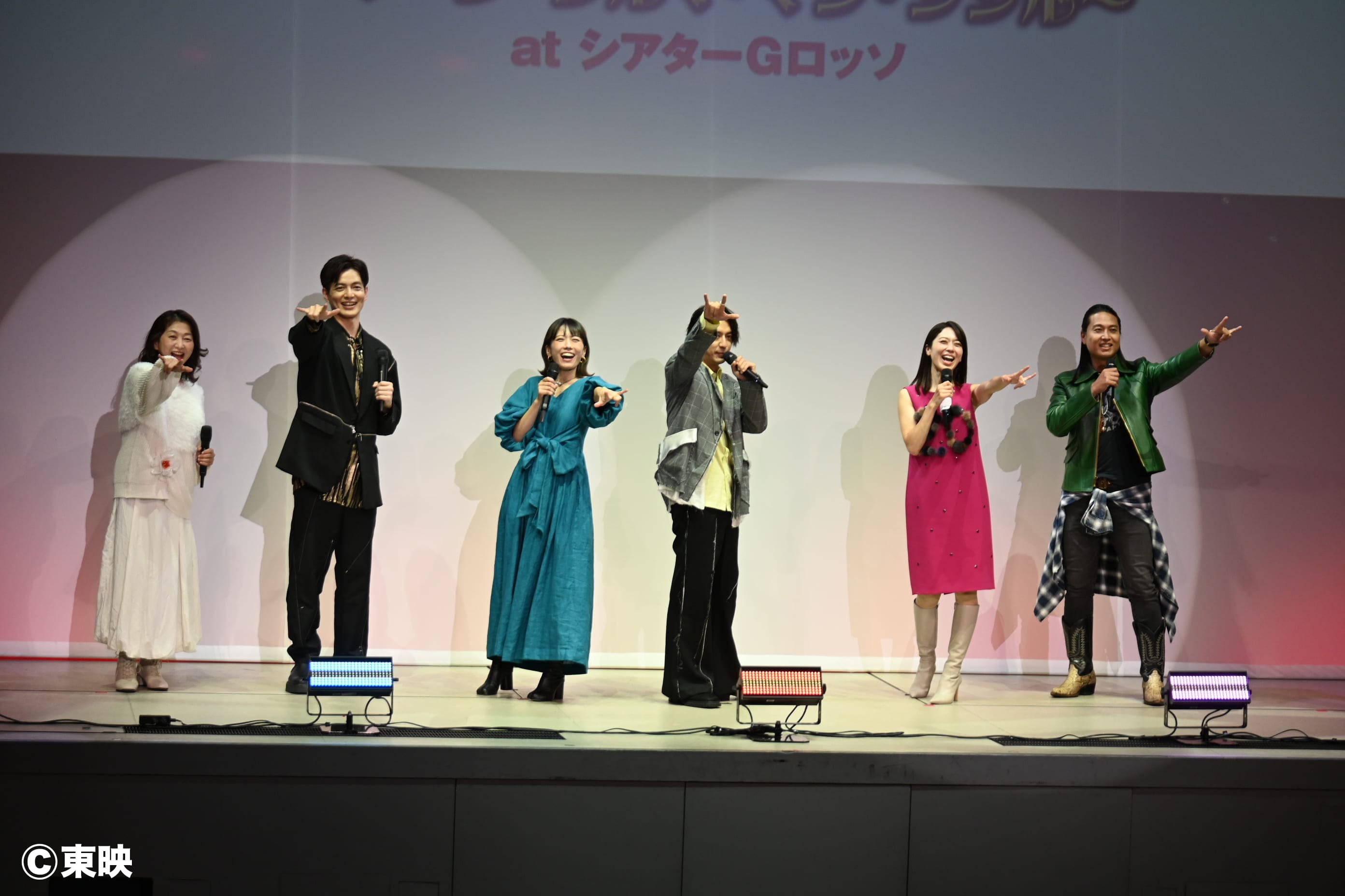 キャスト集合写真 1