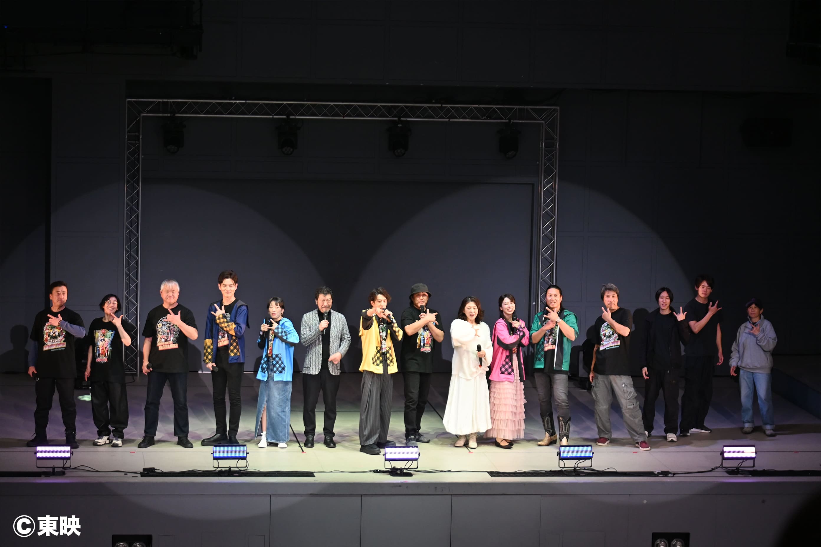 キャスト集合写真 2